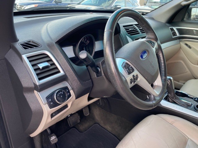 Ford Explorer Vehicle Full-screen Gallery Image 10