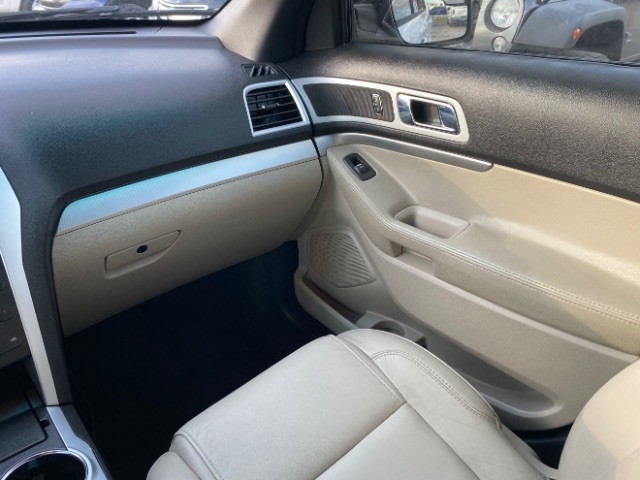 Ford Explorer Vehicle Full-screen Gallery Image 11