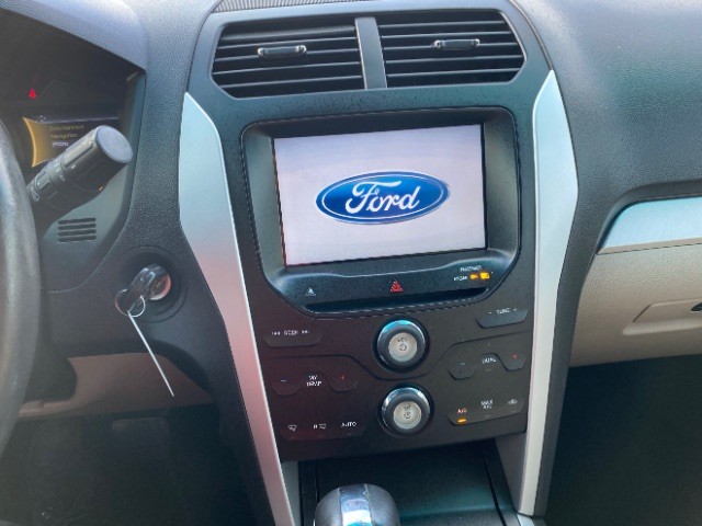 Ford Explorer Vehicle Full-screen Gallery Image 13