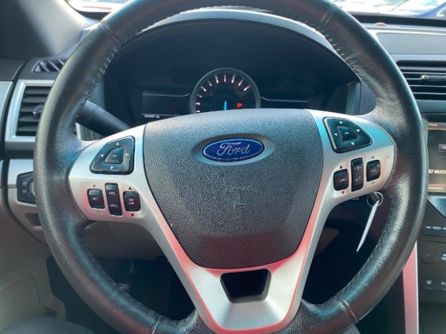 Ford Explorer Vehicle Full-screen Gallery Image 15