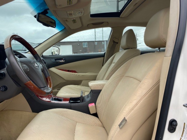 Lexus ES 350 Vehicle Full-screen Gallery Image 08