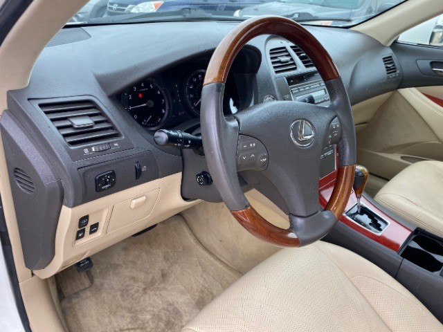 Lexus ES 350 Vehicle Full-screen Gallery Image 09