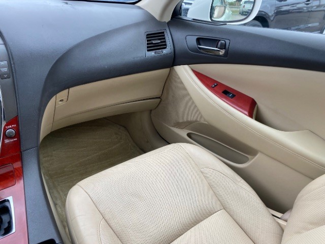 Lexus ES 350 Vehicle Full-screen Gallery Image 10