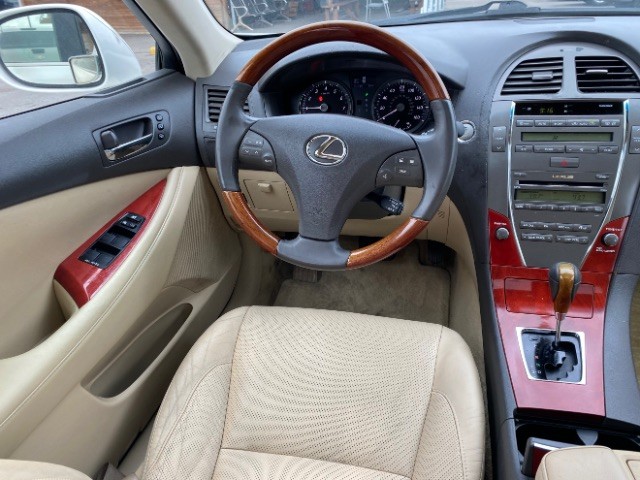 Lexus ES 350 Vehicle Full-screen Gallery Image 11