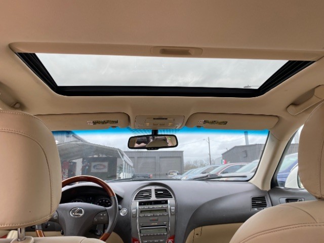 Lexus ES 350 Vehicle Full-screen Gallery Image 12