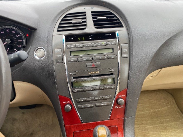 Lexus ES 350 Vehicle Full-screen Gallery Image 13