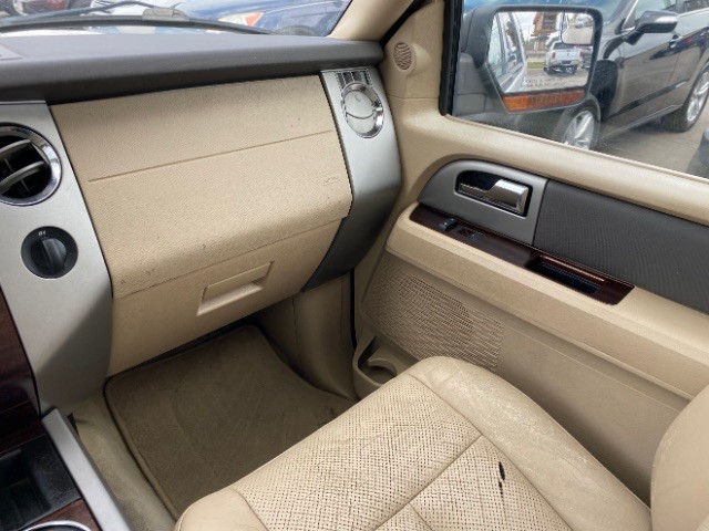 Ford Expedition Vehicle Full-screen Gallery Image 12