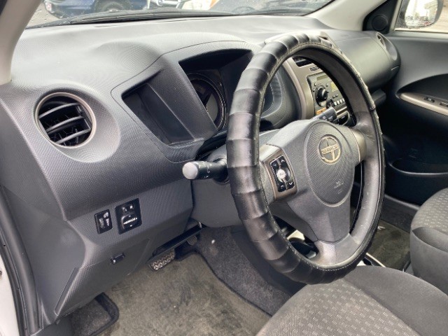 Scion xD Vehicle Full-screen Gallery Image 08