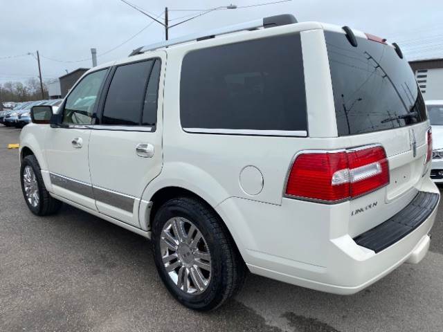Lincoln Navigator Vehicle Full-screen Gallery Image 04