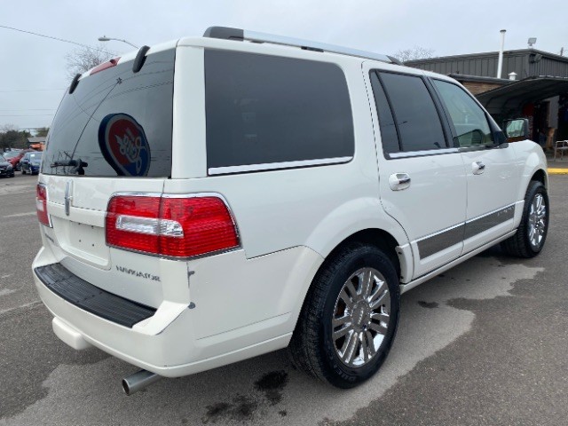 Lincoln Navigator Vehicle Full-screen Gallery Image 05