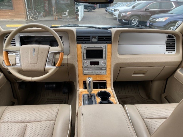 Lincoln Navigator Vehicle Full-screen Gallery Image 06