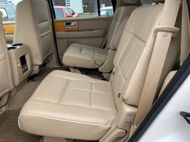 Lincoln Navigator Vehicle Full-screen Gallery Image 08