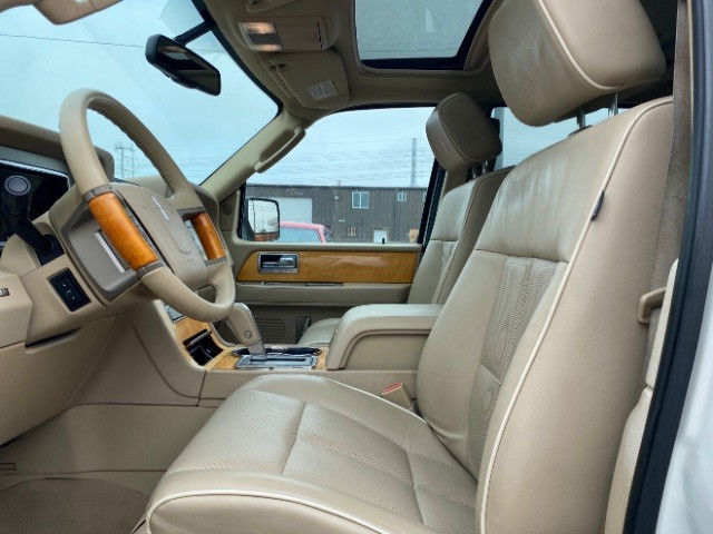 Lincoln Navigator Vehicle Full-screen Gallery Image 09