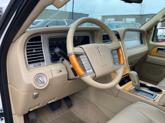 Lincoln Navigator Vehicle Full-screen Gallery Image 10
