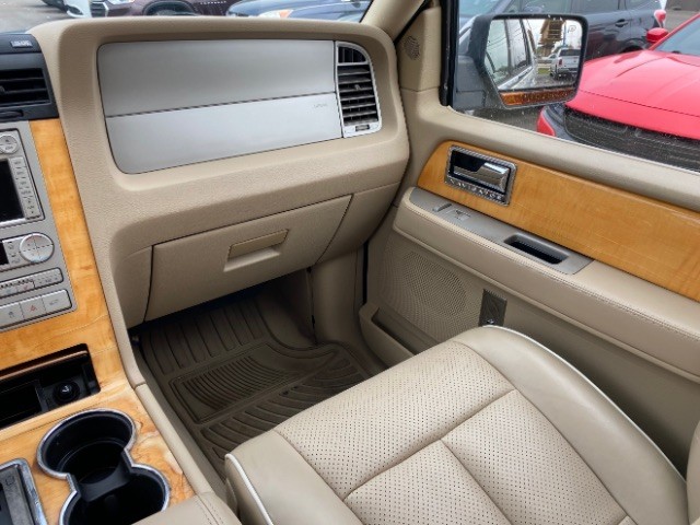 Lincoln Navigator Vehicle Full-screen Gallery Image 11