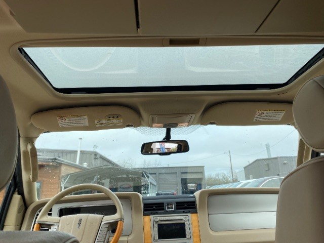 Lincoln Navigator Vehicle Full-screen Gallery Image 13