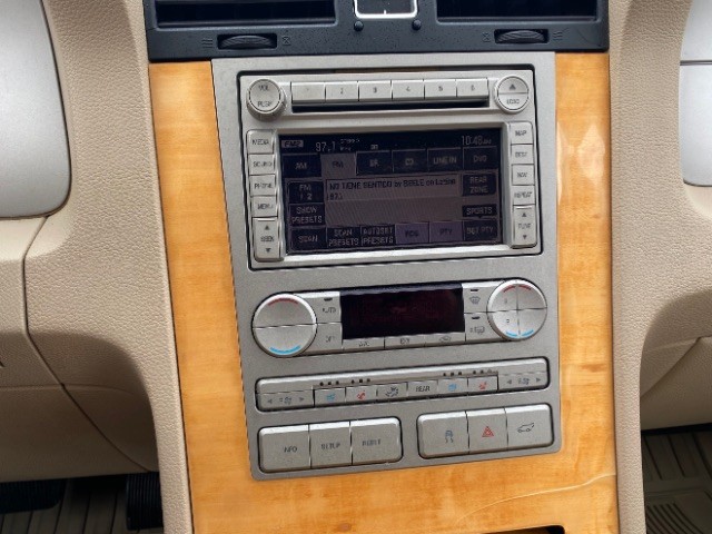 Lincoln Navigator Vehicle Full-screen Gallery Image 14