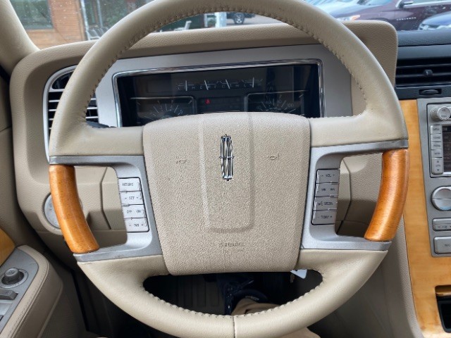 Lincoln Navigator Vehicle Full-screen Gallery Image 16