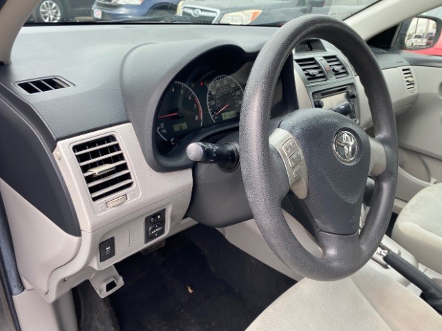 Toyota Corolla Vehicle Full-screen Gallery Image 09