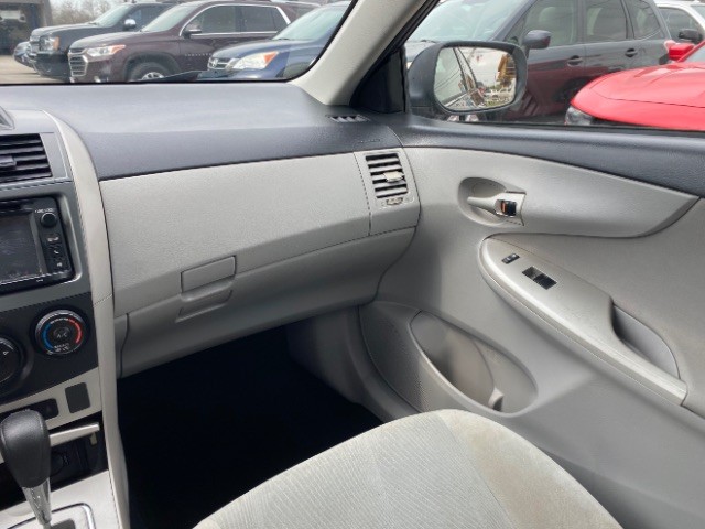 Toyota Corolla Vehicle Full-screen Gallery Image 10