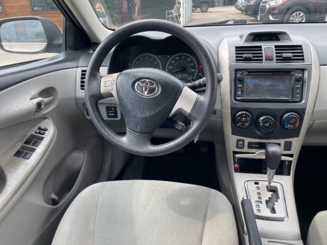 Toyota Corolla Vehicle Full-screen Gallery Image 11