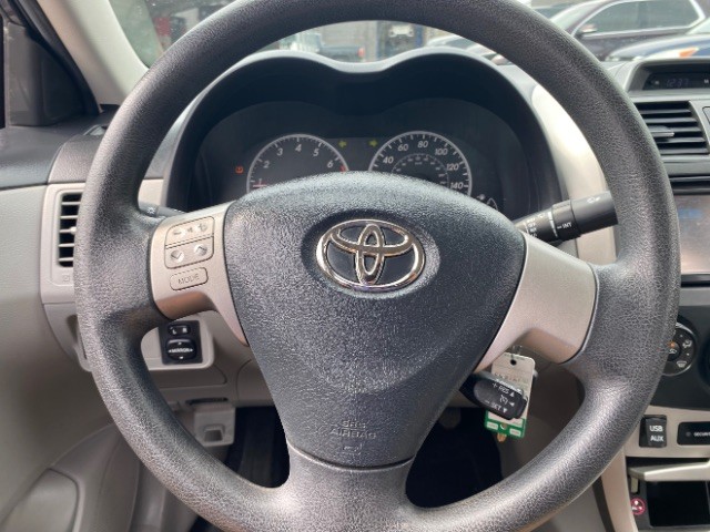 Toyota Corolla Vehicle Full-screen Gallery Image 13