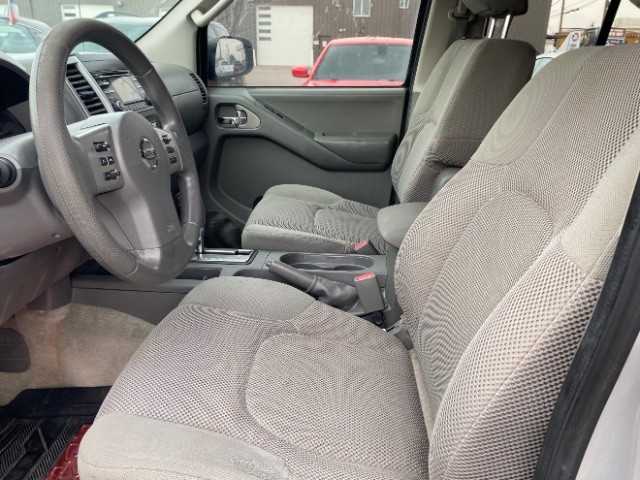 Nissan Frontier Vehicle Full-screen Gallery Image 08