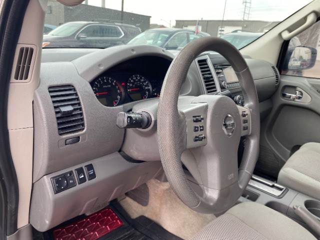 Nissan Frontier Vehicle Full-screen Gallery Image 09