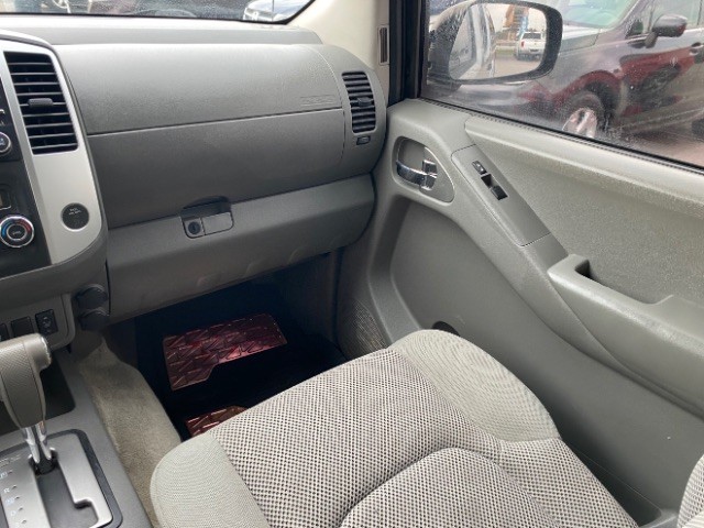 Nissan Frontier Vehicle Full-screen Gallery Image 10