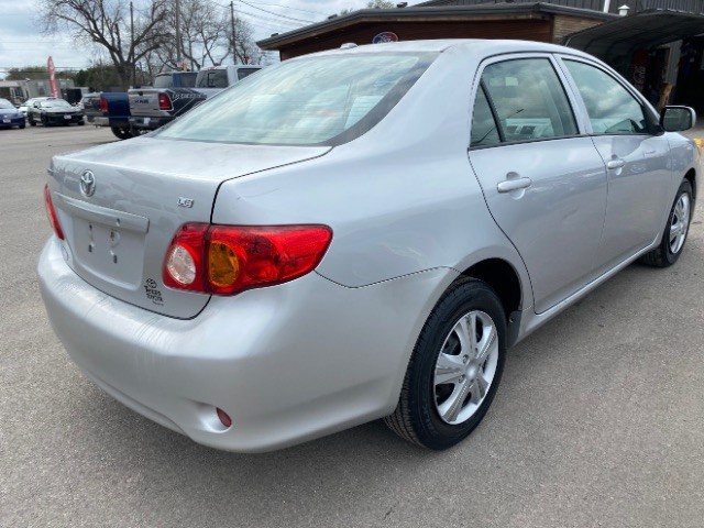 Toyota Corolla Vehicle Full-screen Gallery Image 05