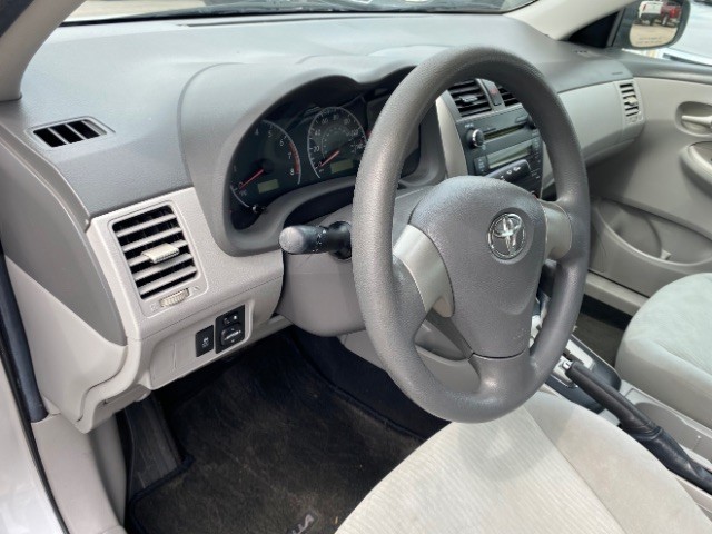 Toyota Corolla Vehicle Full-screen Gallery Image 09