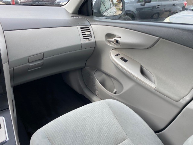 Toyota Corolla Vehicle Full-screen Gallery Image 10