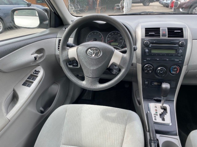 Toyota Corolla Vehicle Full-screen Gallery Image 11