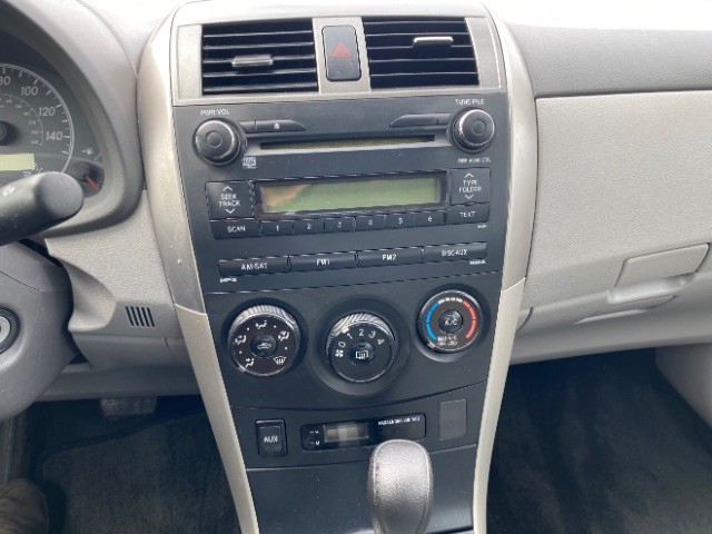 Toyota Corolla Vehicle Full-screen Gallery Image 12