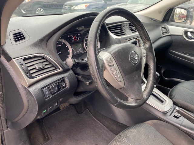 Nissan Sentra Vehicle Full-screen Gallery Image 09
