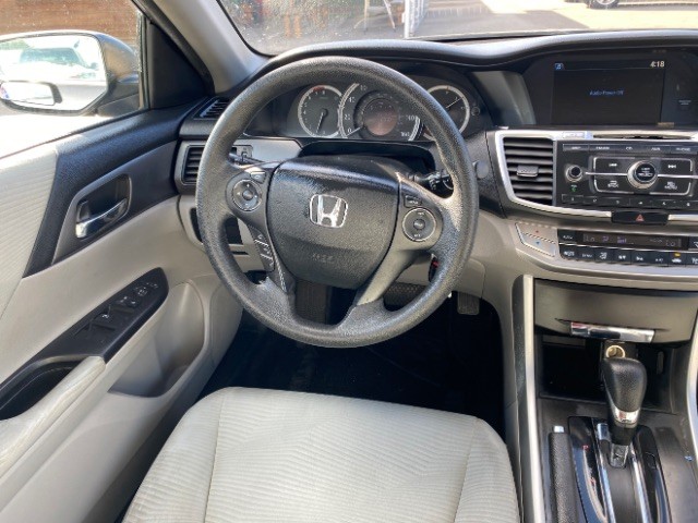 Honda Accord Sedan Vehicle Full-screen Gallery Image 10