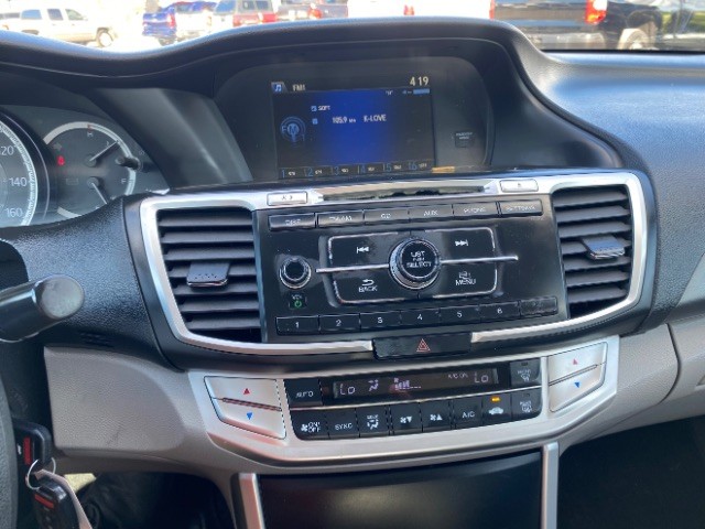 Honda Accord Sedan Vehicle Full-screen Gallery Image 11