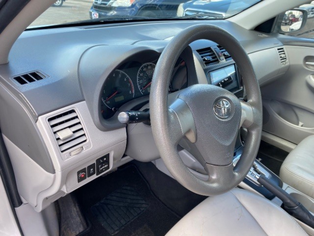 Toyota Corolla Vehicle Full-screen Gallery Image 09