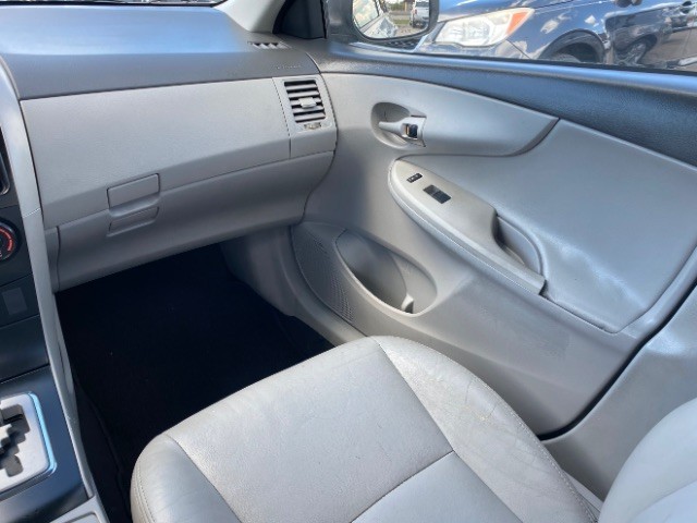 Toyota Corolla Vehicle Full-screen Gallery Image 10