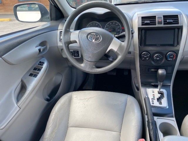 Toyota Corolla Vehicle Full-screen Gallery Image 11