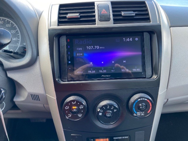 Toyota Corolla Vehicle Full-screen Gallery Image 12