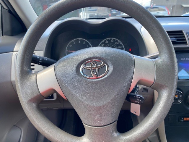 Toyota Corolla Vehicle Full-screen Gallery Image 14