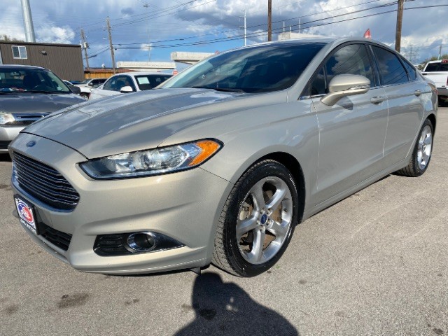 Ford Fusion Vehicle Full-screen Gallery Image 03