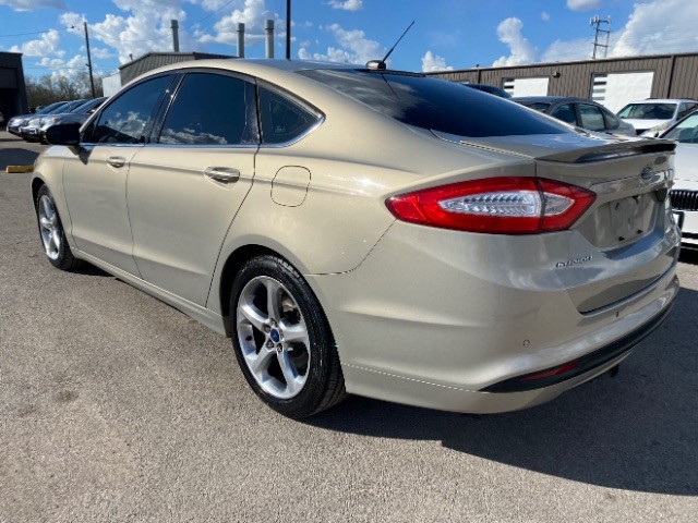 Ford Fusion Vehicle Full-screen Gallery Image 04