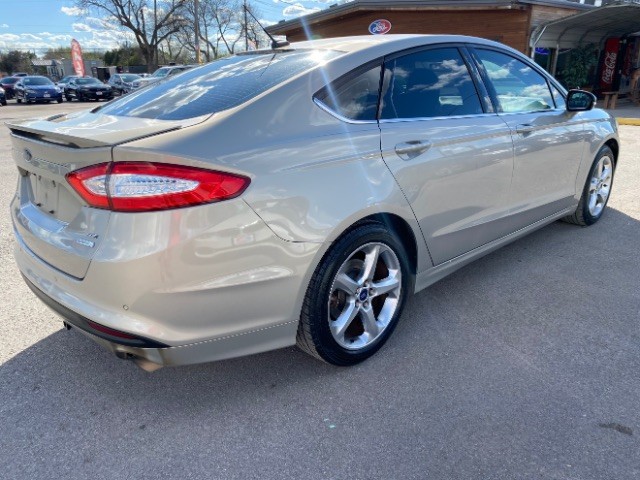 Ford Fusion Vehicle Full-screen Gallery Image 05