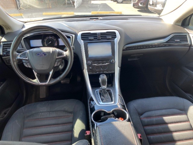 Ford Fusion Vehicle Full-screen Gallery Image 06