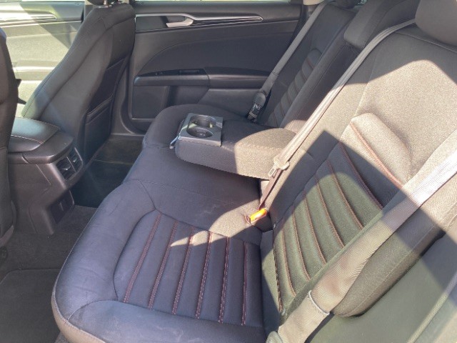 Ford Fusion Vehicle Full-screen Gallery Image 07