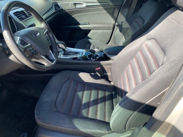 Ford Fusion Vehicle Full-screen Gallery Image 08