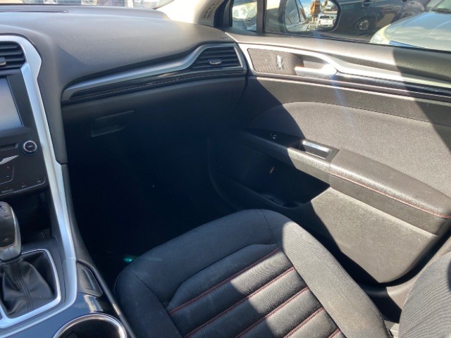 Ford Fusion Vehicle Full-screen Gallery Image 10