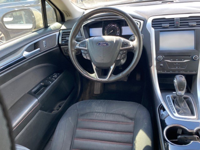 Ford Fusion Vehicle Full-screen Gallery Image 11